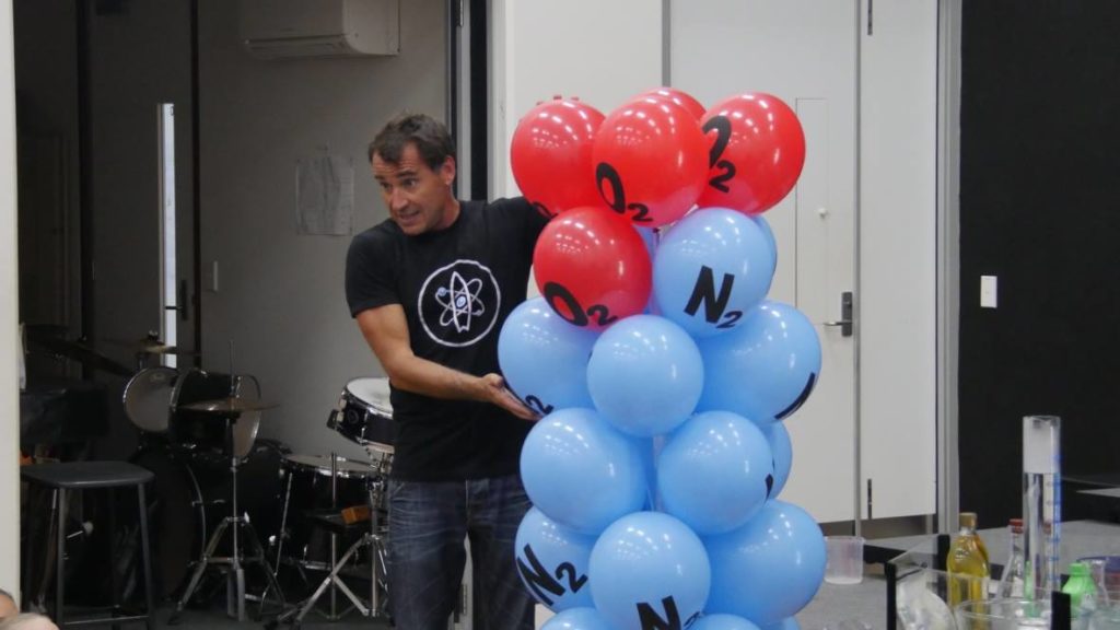 Surfing Scientist Ruben Meerman explains atoms to students.