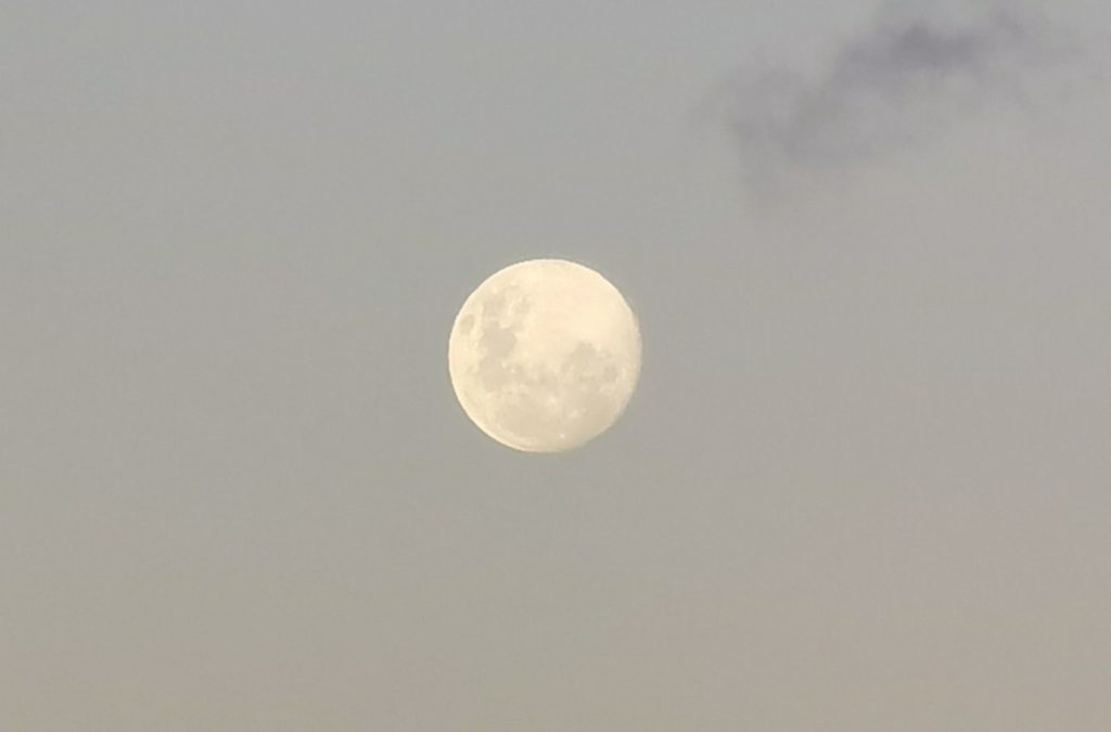 Full moon rising Huawei P40 Pro