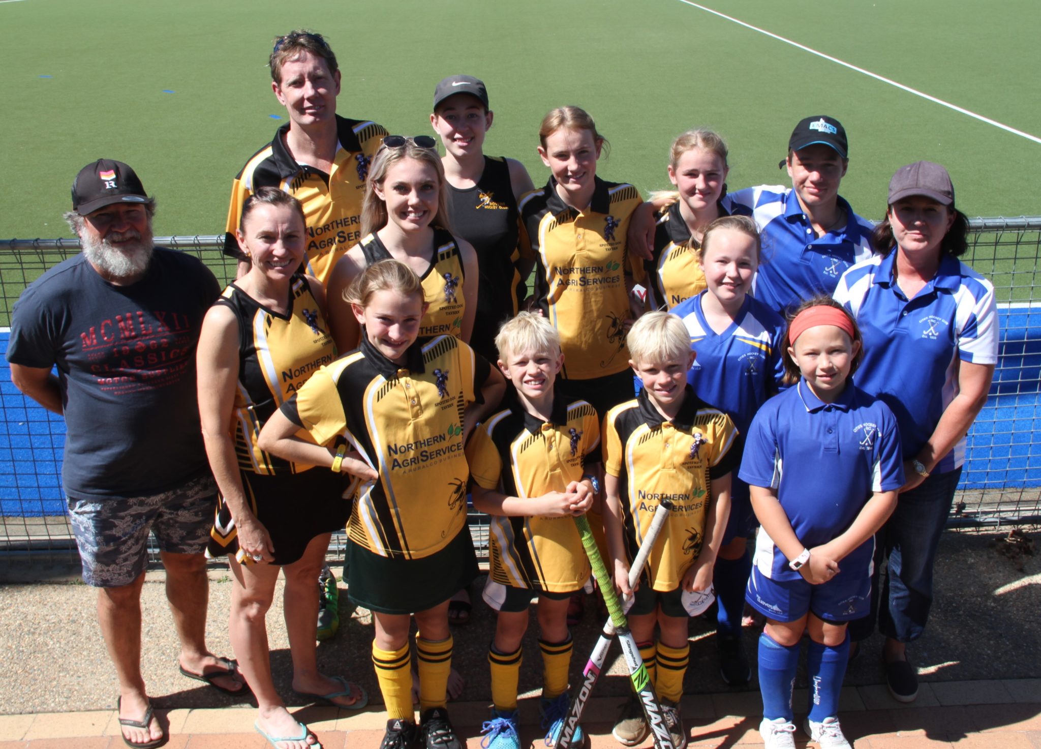 Aitkenhead and Kendall-Wightman are a force in local hockey – Back row (left to row) Dean, Reegan, Hailey, Emma, Sam, Liza; (Middle) Colin, Sue, Olivia, Gabby; (Front) Courtney, Beau, Levi and Sophie.