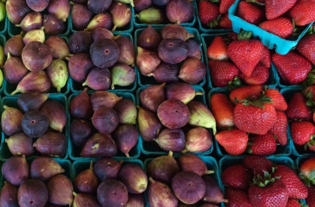 figs, strawberries and macadamias chocolate fondue