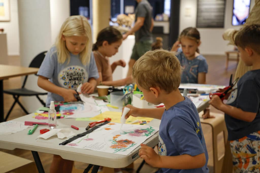 Children creating flower crowns inspired by Cara-Ann Simpson’s Furari Flores exhibition at the Bundaberg Regional Art Gallery.